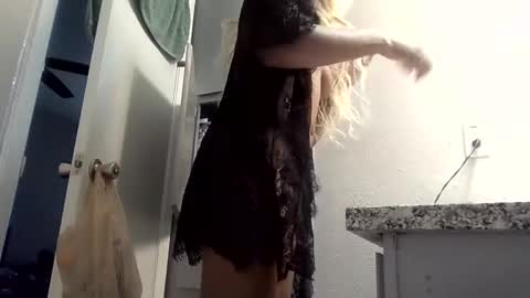 Snapshot of wetkyliecreams chatting on 09-09-25, 04:17 Kylie online show from 09-09-25, 04:17