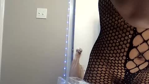 Snapshot of wetkyliecreams chatting on 10-11-25, 07:18 Kylie online show from 10-11-25, 07:18