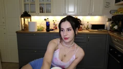 Snapshot of whats_her_name chatting on 01-11-25, 11:35 Victoria Maria online show from 01-11-25, 11:35
