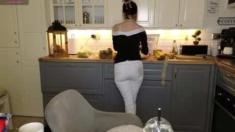 Snapshot of whats_her_name chatting on 01-12-25, 12:44 Victoria Maria online show from 01-12-25, 12:44