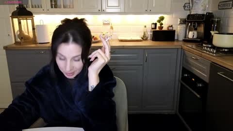 Snapshot of whats_her_name chatting on 01-17-25, 10:01 Victoria Maria online show from 01-17-25, 10:01