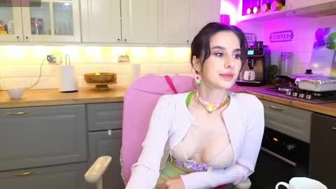 Snapshot of whats_her_name chatting on 04-26-26, 09:45 Victoria Maria online show from 04-26-26, 09:45