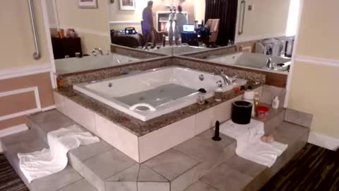 wheresmyqueenat online show from 12-17-24, 04:12