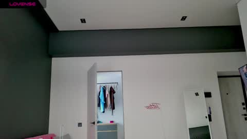 Max online show from 10-11-25, 12:47