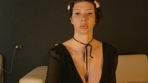 White Queen online show from 05-24-26, 05:45
