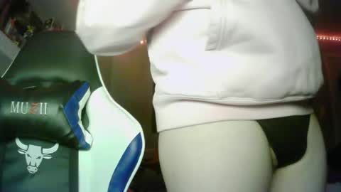 Snapshot of whiteweapon88 chatting on 02-14-26, 06:21 whiteweapon88 online show from 02-14-26, 06:21