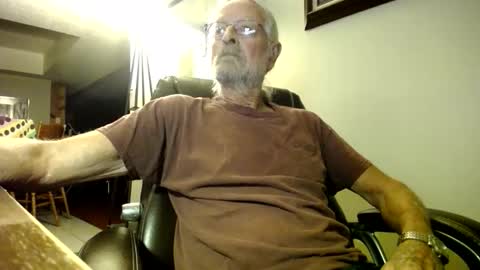 Snapshot of whofcares2 chatting on 10-18-25, 01:30 whofcares2 online show from 10-18-25, 01:30