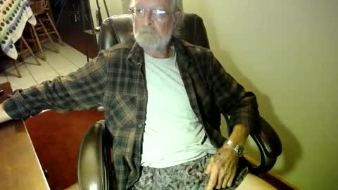 Snapshot of whofcares2 chatting on 11-15-25, 01:36 whofcares2 online show from 11-15-25, 01:36