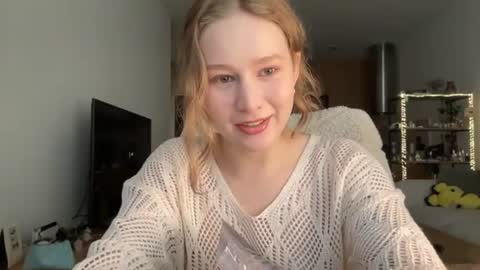 Snapshot of whoisalisa chatting on 06-13-26, 08:01 Alisa online show from 06-13-26, 08:01