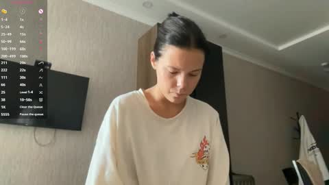 Mia online show from 09-11-25, 05:18