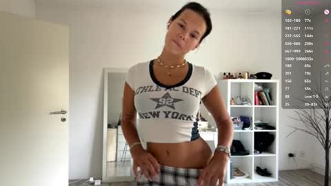 Mia online show from 09-26-25, 07:12