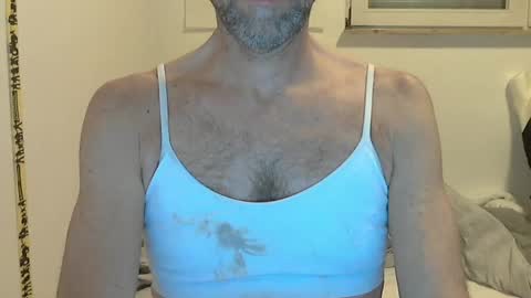 Snapshot of willbillbillwill chatting on 04-21-26, 08:34 Lilian online show from 04-21-26, 08:34