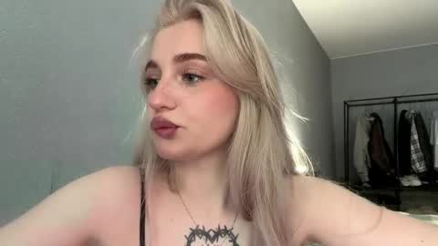 Snapshot of willenasow chatting on 05-29-26, 03:10 Olivia online show from 05-29-26, 03:10