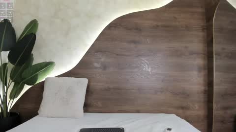 Snapshot of willow_hendrix chatting on 02-28-25, 07:56 Ms Willow online show from 02-28-25, 07:56