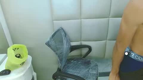 Snapshot of winnybarness chatting on 10-24-25, 02:41 WinnyBarness online show from 10-24-25, 02:41