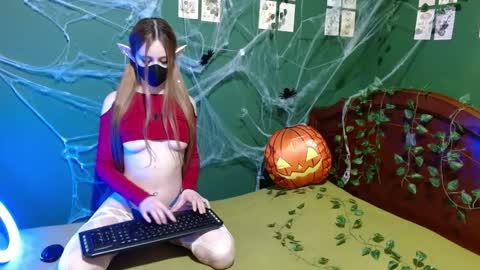 Snapshot of winter_elf chatting on 10-24-25, 03:47 Winter online show from 10-24-25, 03:47