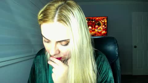 Snapshot of winter_miracle chatting on 10-23-25, 01:49 Winter Miracle online show from 10-23-25, 01:49