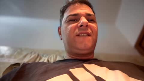 Snapshot of witebull83 chatting on 02-11-25, 08:15 Witebull online show from 02-11-25, 08:15