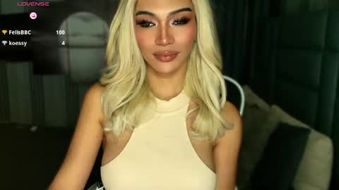 Snapshot of womanofyourdesire_ts chatting on 04-30-26, 06:42 Julia online show from 04-30-26, 06:42