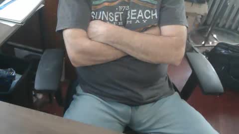 Snapshot of woodworker6473 chatting on 05-01-26, 04:33 woodworker6473 online show from 05-01-26, 04:33