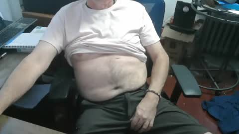 Snapshot of woodworker6473 chatting on 06-11-26, 11:03 woodworker6473 online show from 06-11-26, 11:03