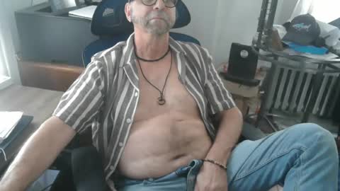 Snapshot of woodworker6473 chatting on 06-26-26, 06:56 woodworker6473 online show from 06-26-26, 06:56