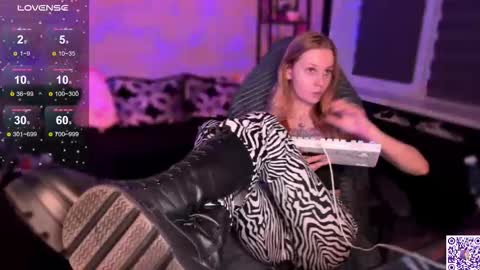 Snapshot of worldofllove chatting on 11-14-25, 11:46 Arnika and Simon online show from 11-14-25, 11:46