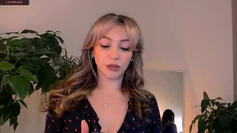 Snapshot of worldsbaby chatting on 09-30-25, 03:17 worldsbaby online show from 09-30-25, 03:17