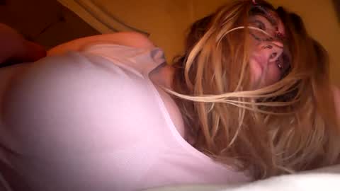 Snapshot of x_dreamgirl_x chatting on 05-03-26, 05:35 Mariah online show from 05-03-26, 05:35