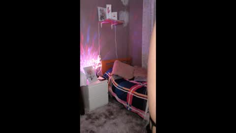 Snapshot of xararouxxx chatting on 10-05-25, 07:34 S A R A 100K followers online show from 10-05-25, 07:34