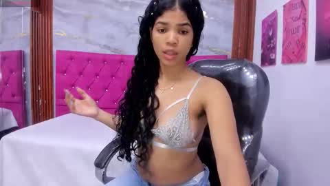 Snapshot of ximena_ruiz18 chatting on 06-04-26, 12:55 Ximena Ruiz online show from 06-04-26, 12:55