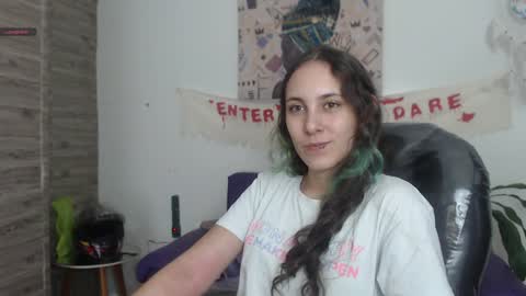 Snapshot of xlunna chatting on 12-17-24, 03:28 lunna online show from 12-17-24, 03:28