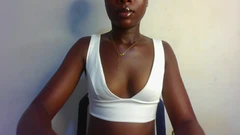 Snapshot of xoxo_sexyla chatting on 06-18-26, 06:01 Raya online show from 06-18-26, 06:01