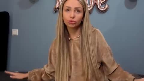 Snapshot of xsexycouples chatting on 02-25-25, 10:39 AnnaMaee online show from 02-25-25, 10:39