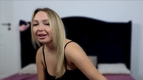 Snapshot of xsexycouples chatting on 10-30-25, 06:41 AnnaMaee online show from 10-30-25, 06:41