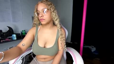 xStarGazingx online show from 05-13-26, 06:44