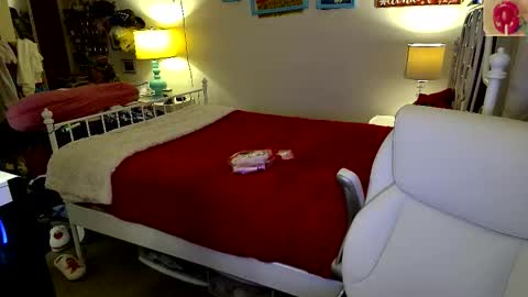 Strawberry Jane online show from 11-28-25, 07:11