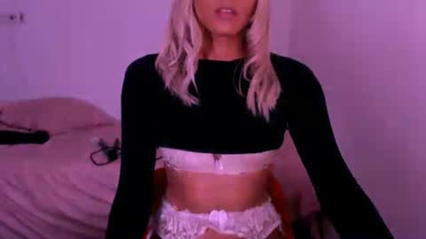 Snapshot of xxxanonymousloverxxx chatting on 04-25-26, 03:53 Chiara online show from 04-25-26, 03:53