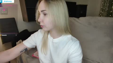 Snapshot of xxxhoneyxx chatting on 01-28-25, 12:47 Onlyfanz online show from 01-28-25, 12:47