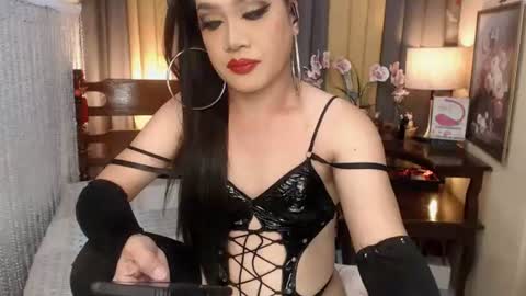 QUEENCY online show from 06-11-26, 02:15