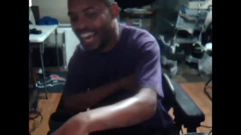 Snapshot of xxxonwheelz chatting on 10-18-25, 04:48 xxxonwheelz online show from 10-18-25, 04:48