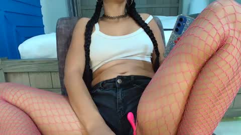 Snapshot of xxxvibesxo chatting on 02-04-25, 10:24 Lil Luna online show from 02-04-25, 10:24