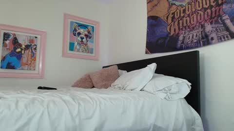 Snapshot of xxxvibesxo chatting on 10-07-25, 11:57 Lil Luna online show from 10-07-25, 11:57