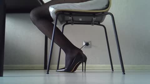 Snapshot of yahi_ko chatting on 04-25-26, 03:31 Dina online show from 04-25-26, 03:31