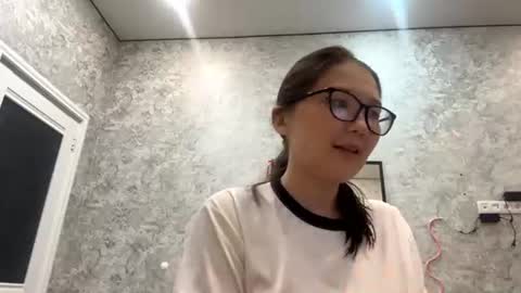 Snapshot of yangstauch chatting on 06-10-26, 03:33 Chloe online show from 06-10-26, 03:33