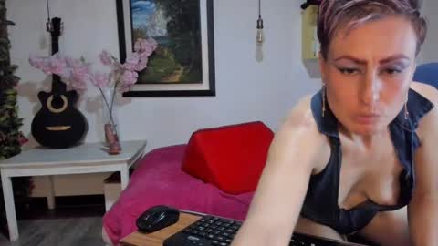 Snapshot of yasmin_goldenst chatting on 01-31-25, 01:54 Yasemin online show from 01-31-25, 01:54