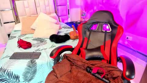 yelena  online show from 12-04-25, 01:53