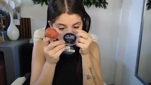 Snapshot of yenn_claros chatting on 02-25-26, 07:01 Yenni online show from 02-25-26, 07:01