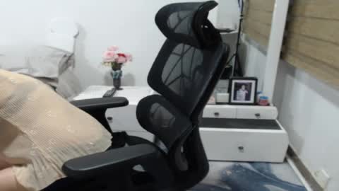 Snapshot of yessilatin chatting on 07-23-26, 01:58 jessy online show from 07-23-26, 01:58