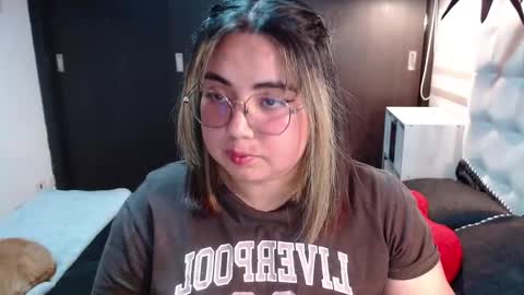 Snapshot of yini_angel07 chatting on 03-09-26, 01:09 hii i am yini online show from 03-09-26, 01:09